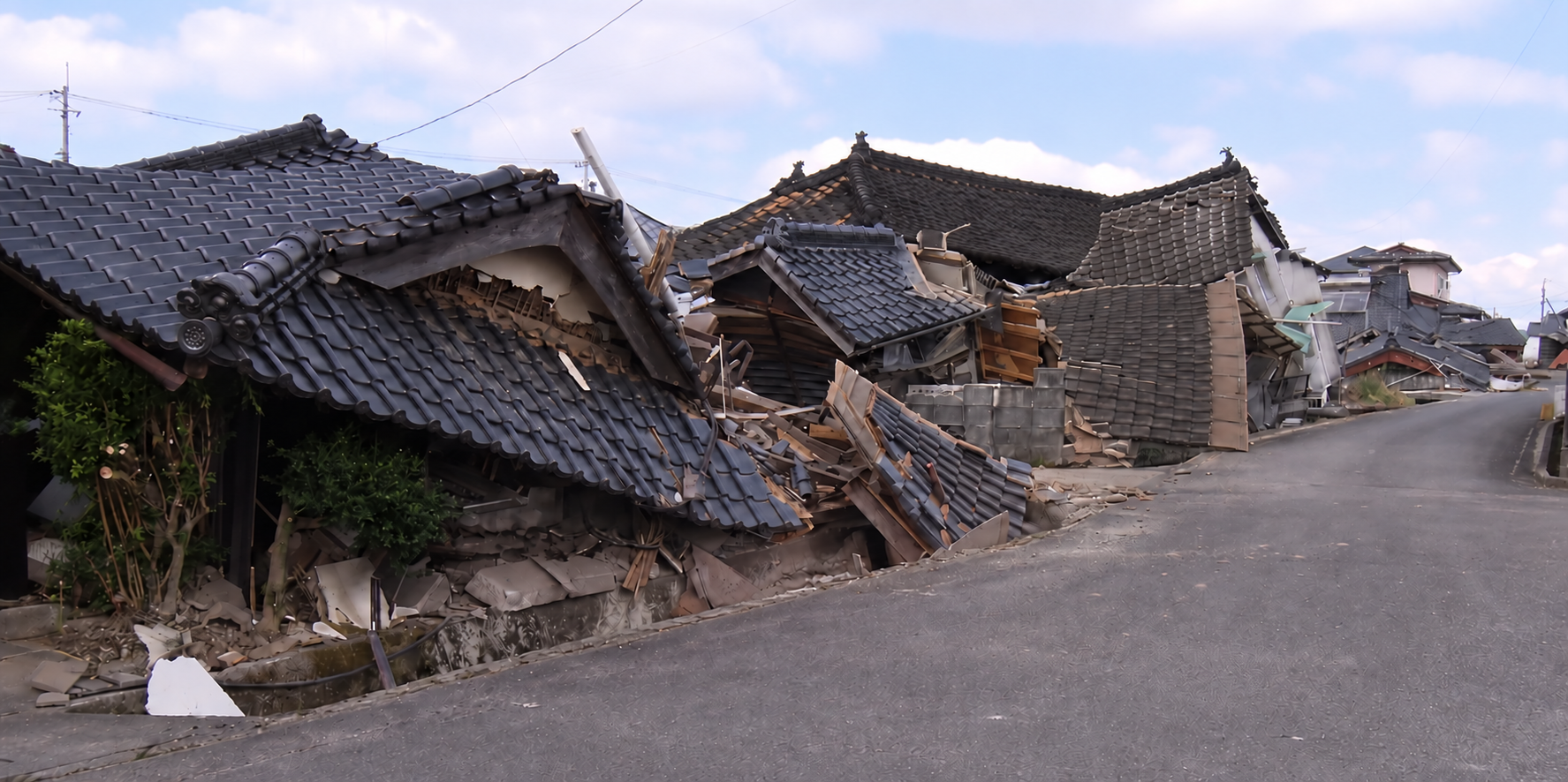 大地震によって倒壊した瓦屋根の住宅が並ぶ被災地の様子